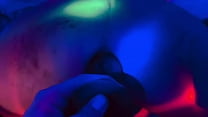 Junges italienisches Mädchen lernt Analsex, indem sie mit ihrem Arsch auf einem Schwanz sitzt